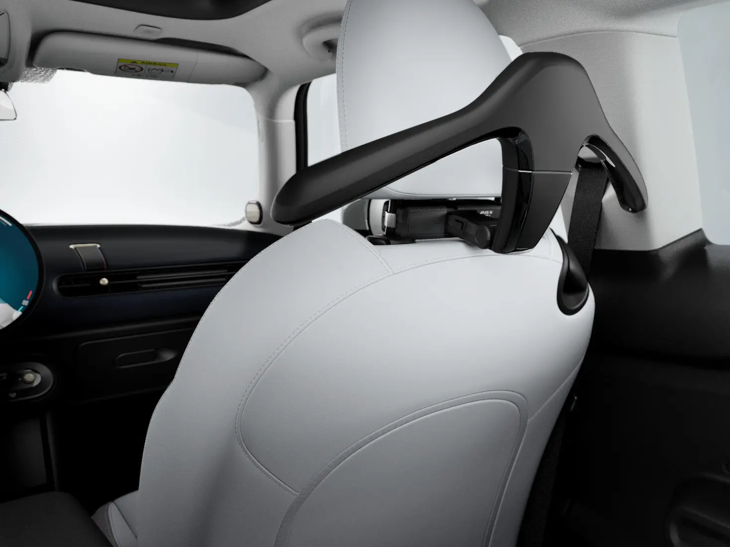 Закачалка за дрехи MINI в интериора на автомобила като част от системата MINI Travel and Comfort.