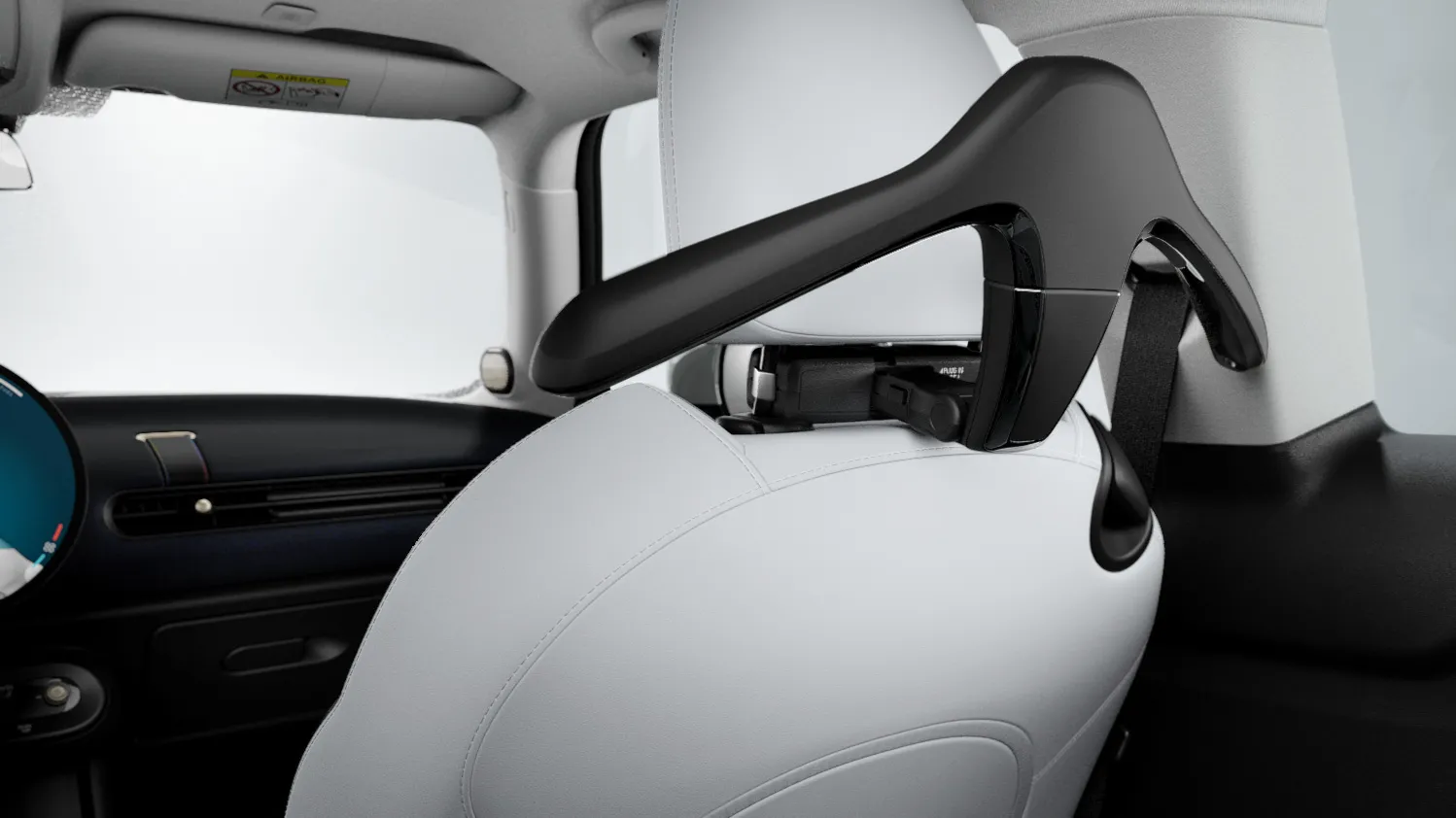 Закачалка за дрехи MINI в интериора на автомобила като част от системата MINI Travel and Comfort.