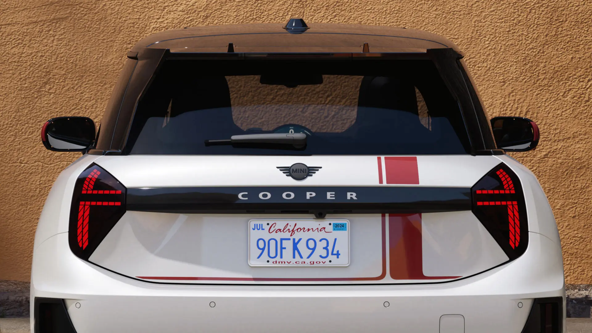 MINI Cooper с три врати със стикери MINI John Cooper Works в цвят Chilli Red – изглед отзад. 