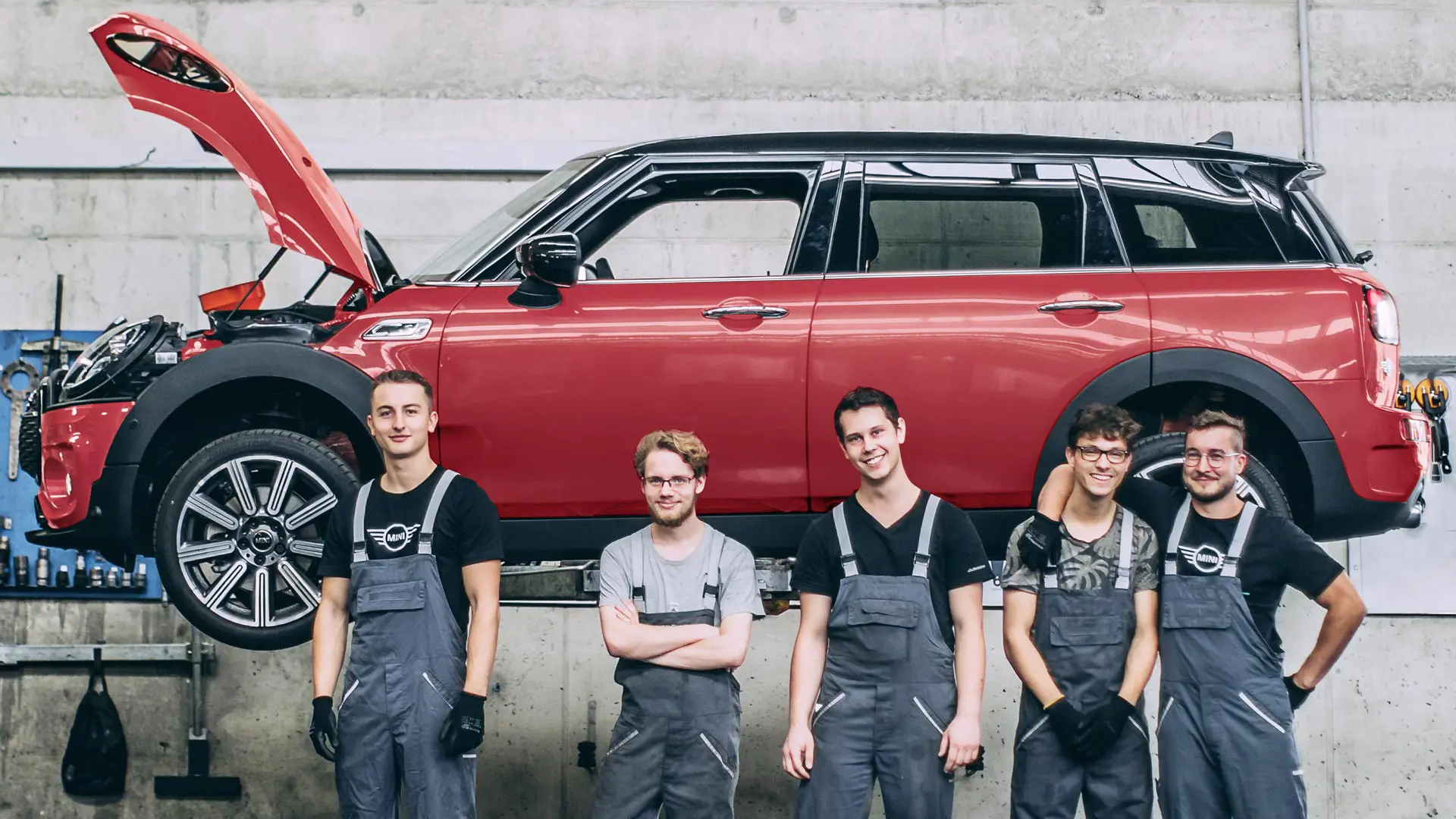 MINI Service Inclusive – техници на MINI пред MINI Countryman Cooper.