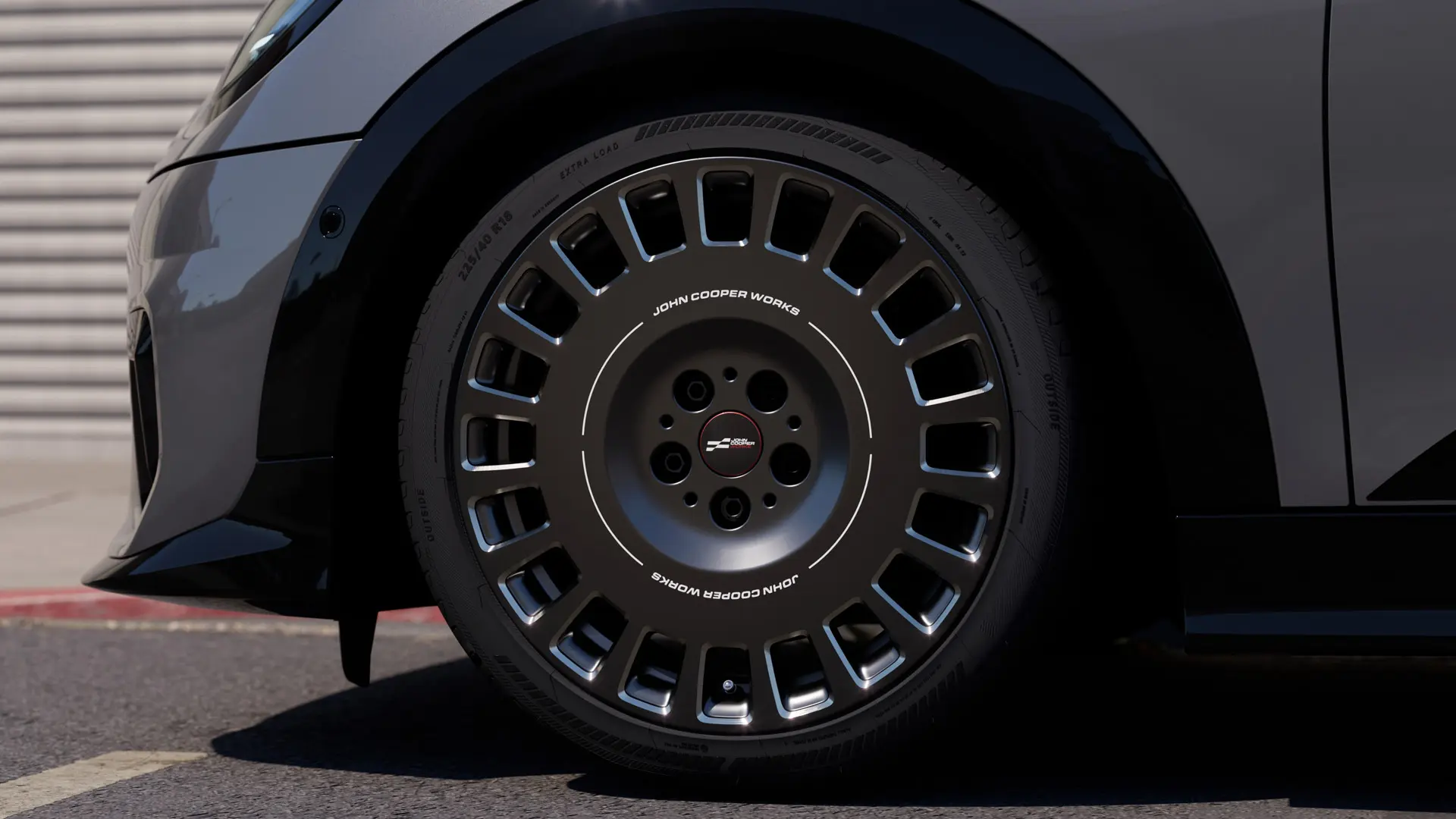 Близък план на диамантено шлифования детайл на 18-инчово колело MINI JCW Rallye Spoke 964 в цвят Frozen Midnight Grey. 