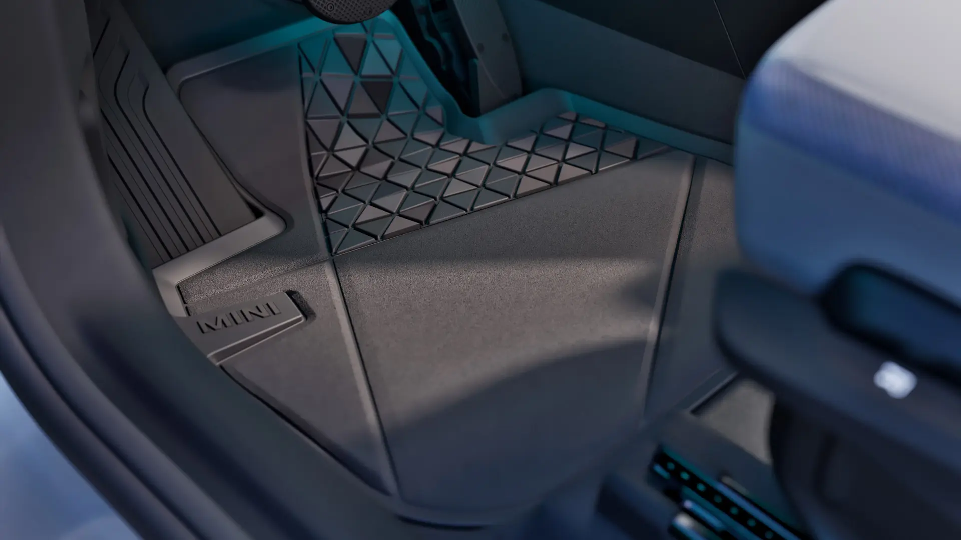 Индивидуално изработена, издръжлива черна всесезонна постелка MINI с логото на MINI.