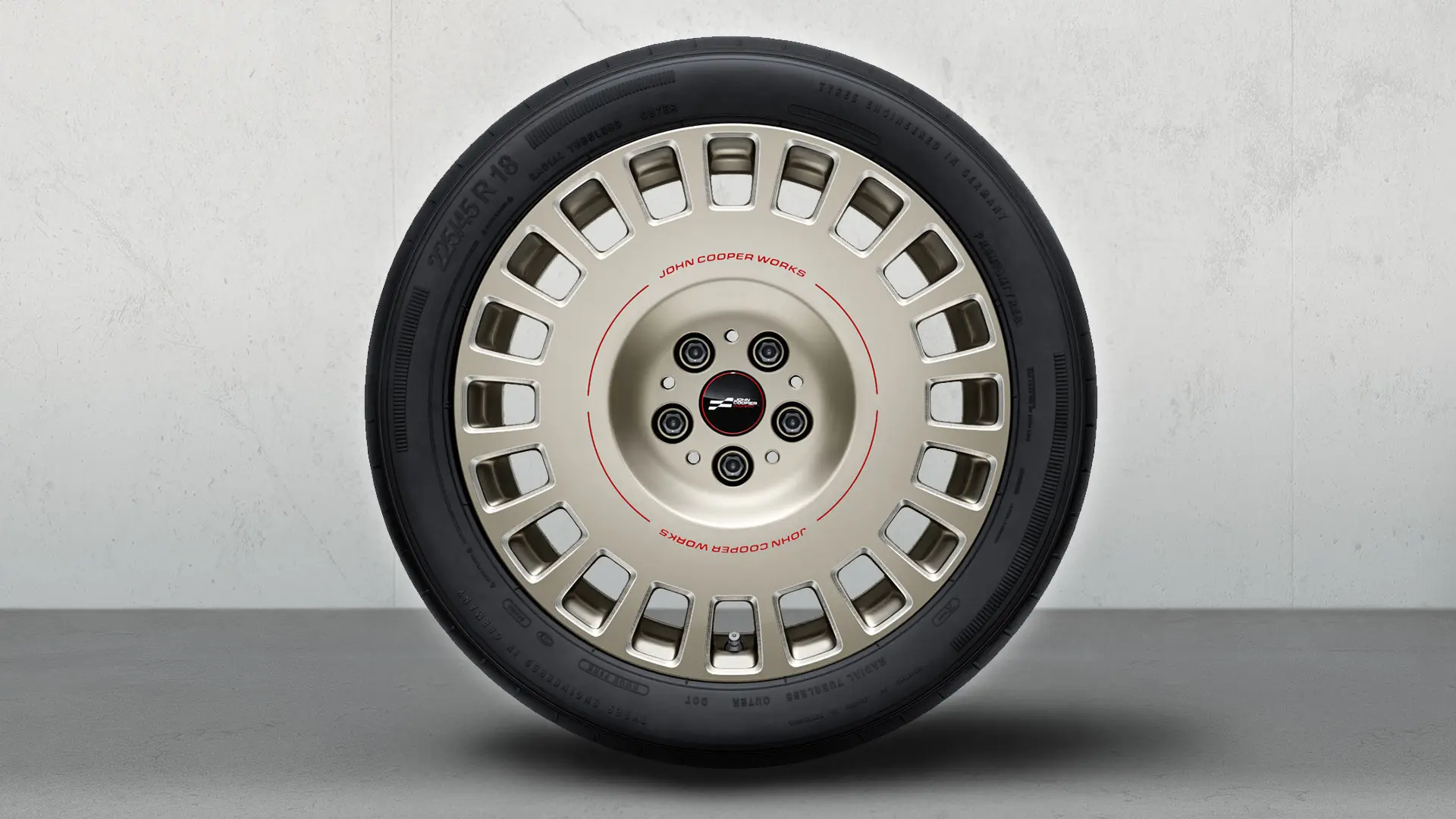 Близък кадър на 18-инчово колело JCW Rallye Spoke 992, показващ двуцветния дизайн в цвят Vibrant Silver с гланцово шлифоване.