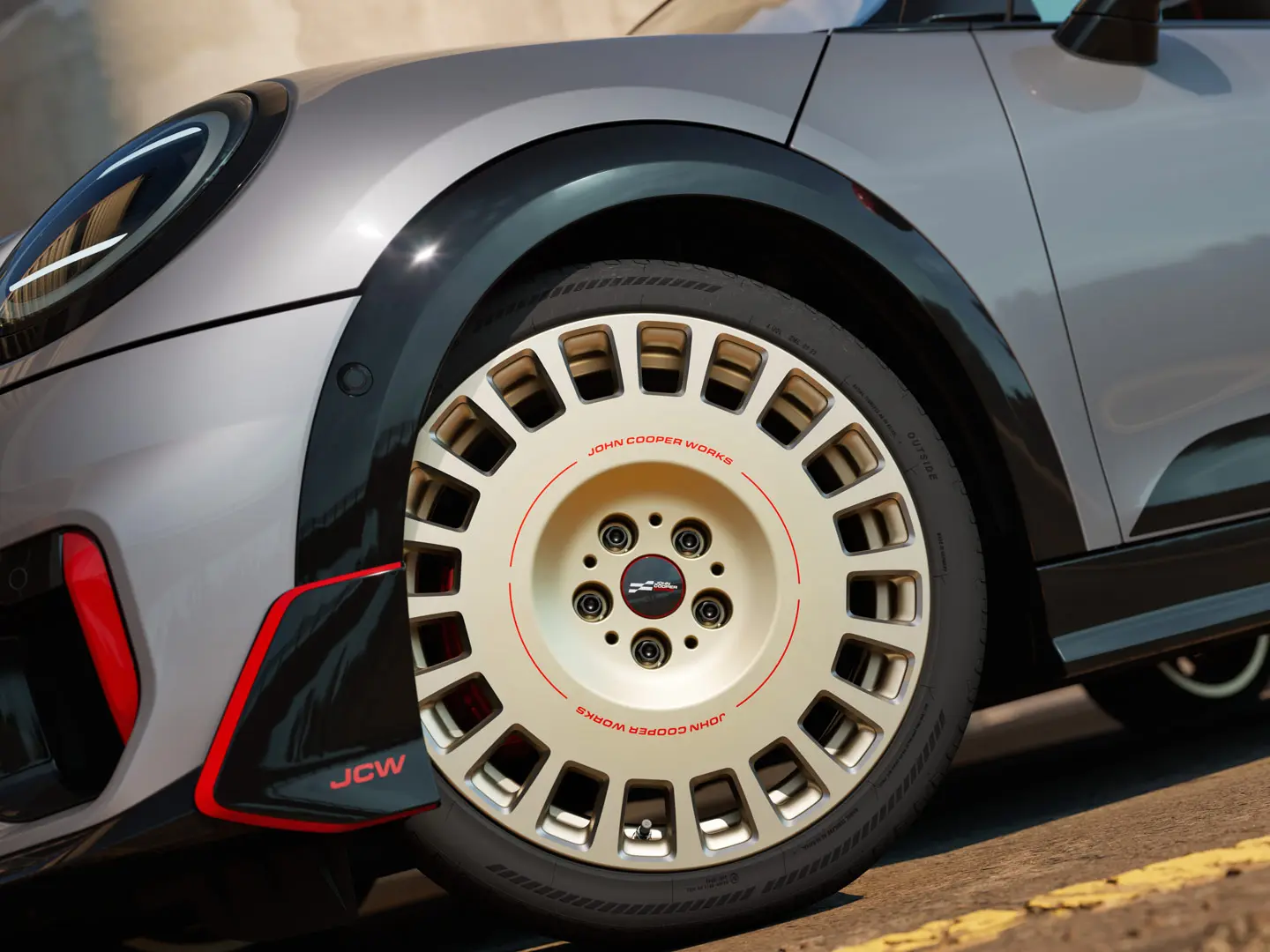 Близък кадър на детайлите на 18-инчово колело JCW Rallye Spoke 964 в двуцветно Vibrant Silver, с диамантено шлифоване и преден Winglet.