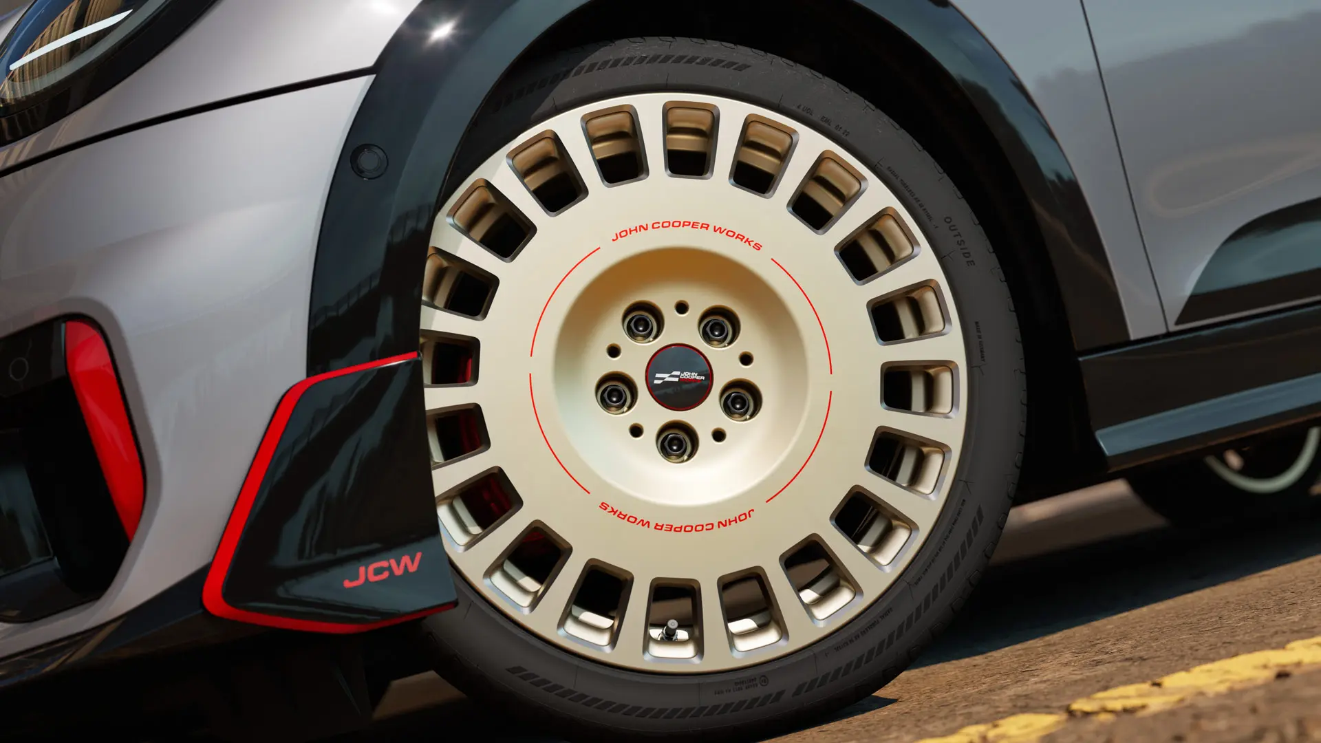 Близък кадър на детайлите на 18-инчово колело JCW Rallye Spoke 964 в двуцветно Vibrant Silver, с диамантено шлифоване и преден Winglet.