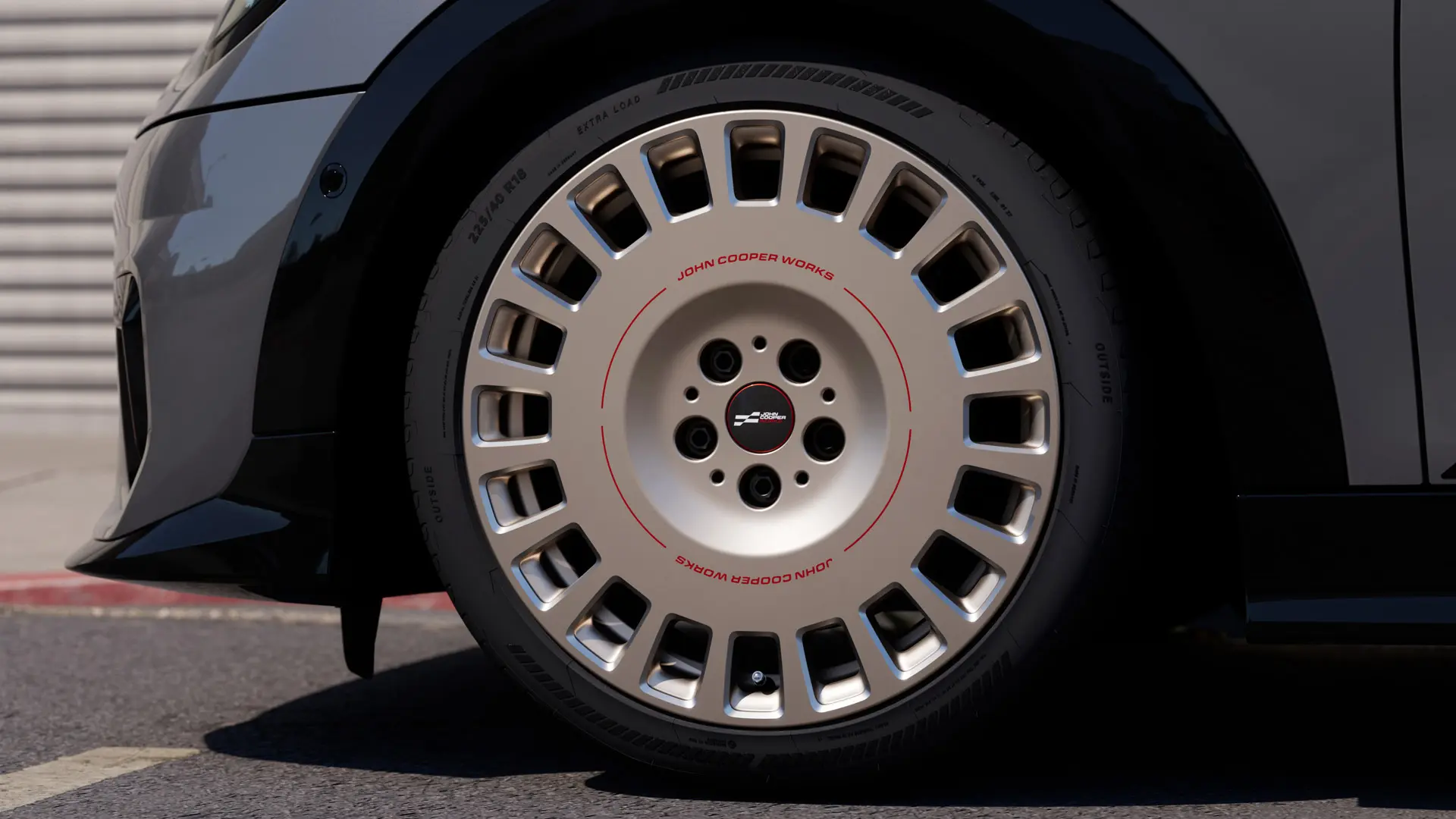 18-инчово алуминиево колело MINI JCW Rallye Spoke 964 в цвят Vibrant Silver с по-солидна, затворена конструкция на спиците. 