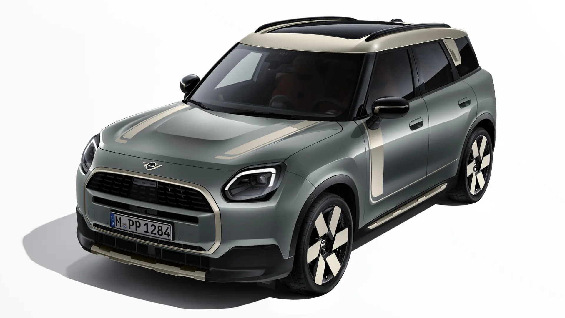 MINI Countryman Electric в цвят Smokey Green със стикери Favoured на MINI в цвят Vibrant Silver, изглед три четвърти.
