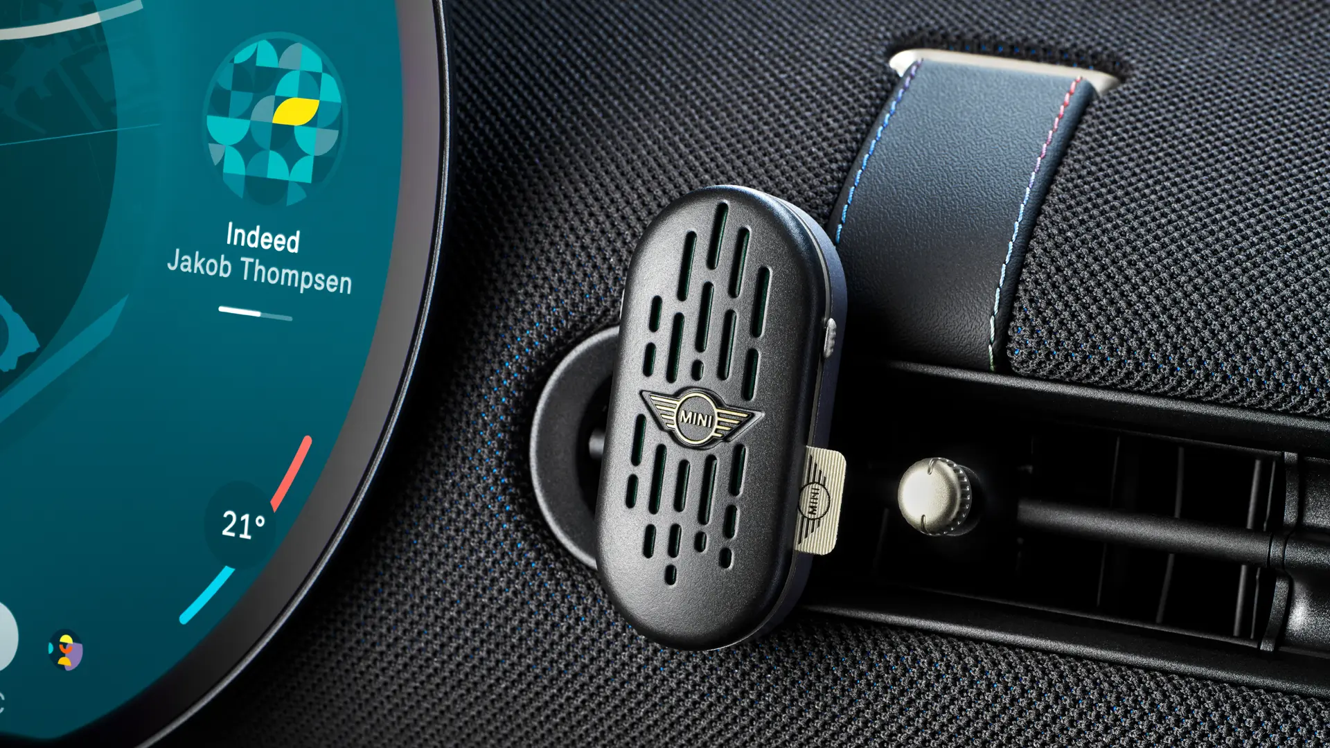 Интериор на MINI Aceman с кръгъл OLED екран на информационно-развлекателната система и естествен ароматизатор на таблото