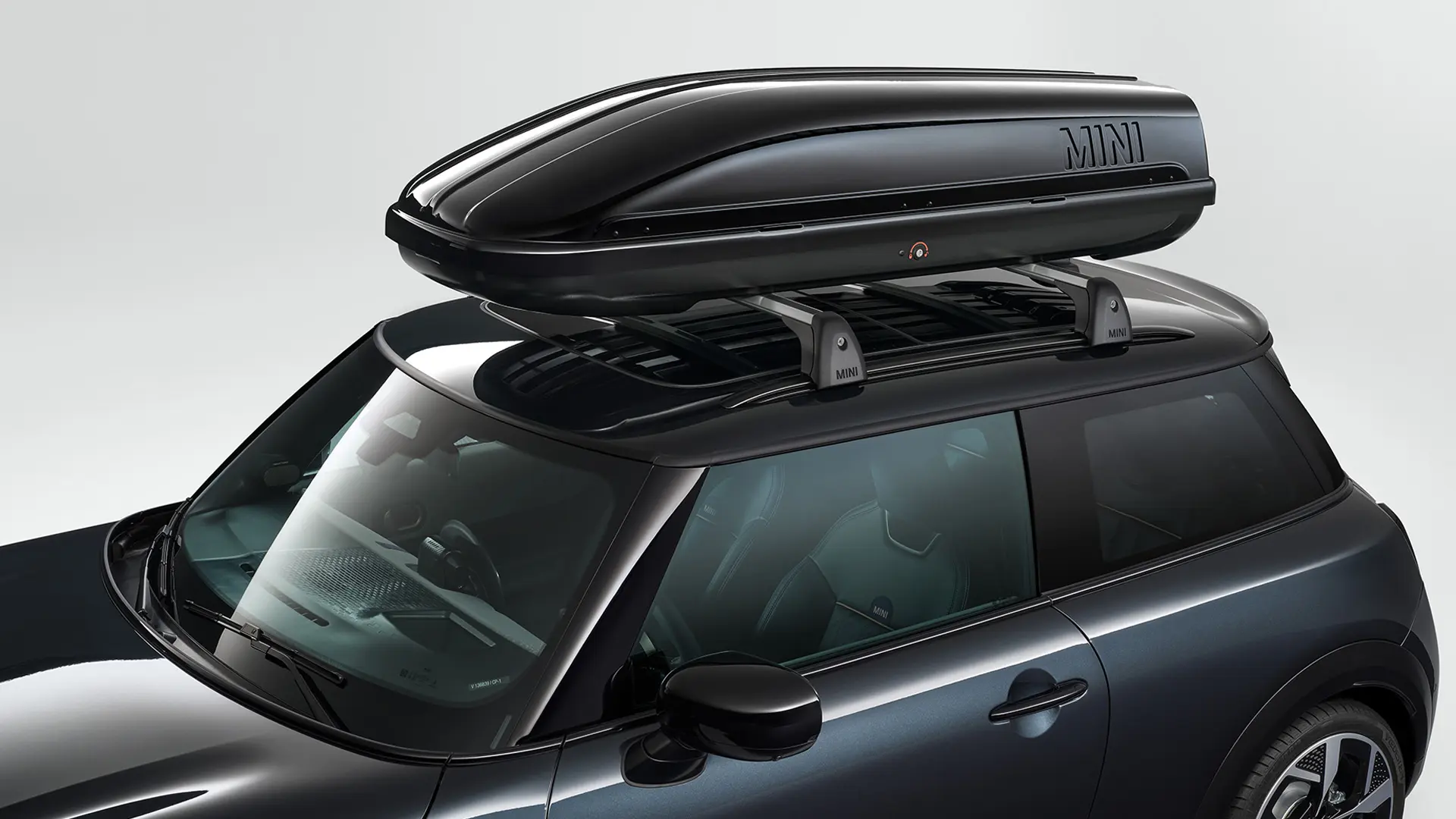 MINI Cooper с 3 врати в черен цвят с черна кутия за багаж на покрива MINI 320.