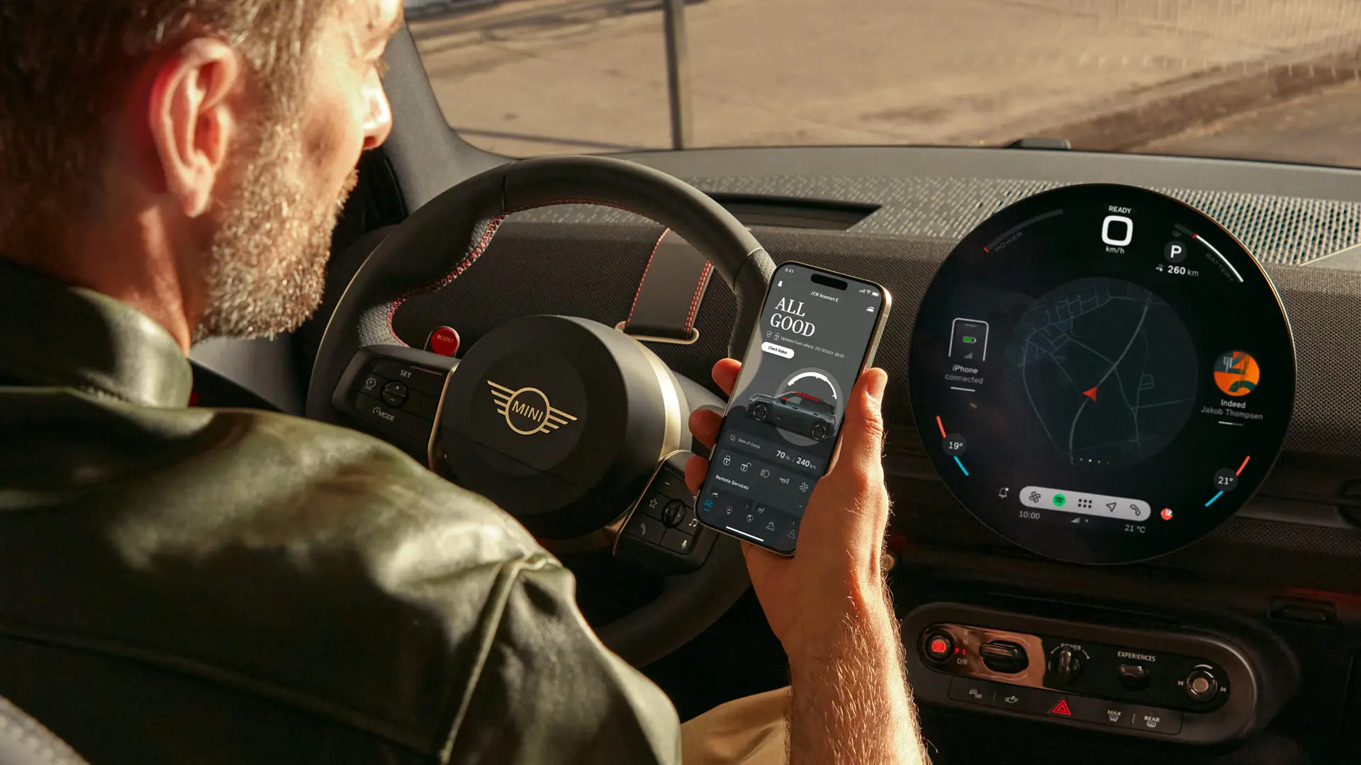 Шофьор на MINI използва MINI App в телефона си за навигационни услуги.