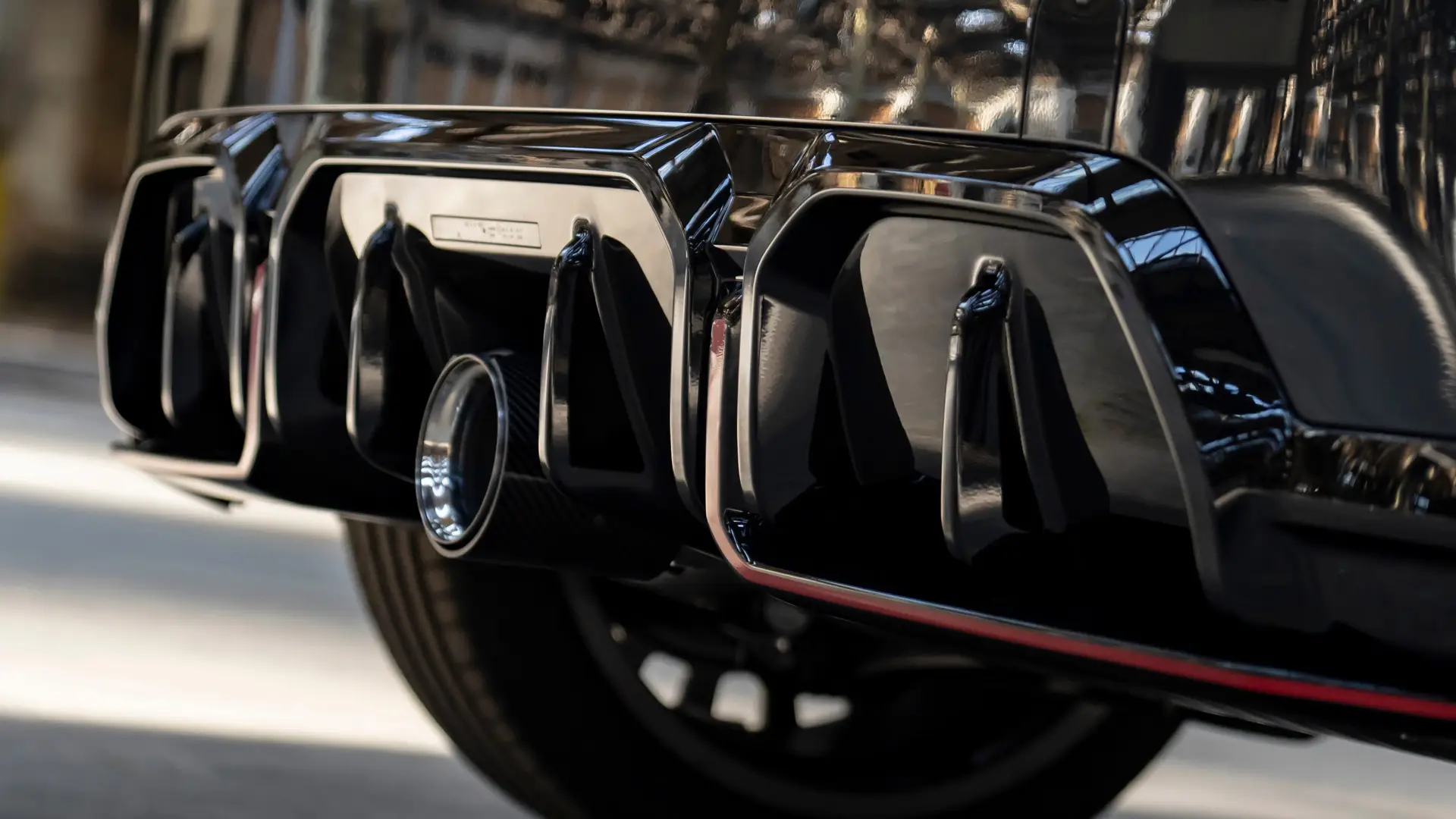 Заден дифузор MINI John Cooper Works в черен гланц с червена рамка.