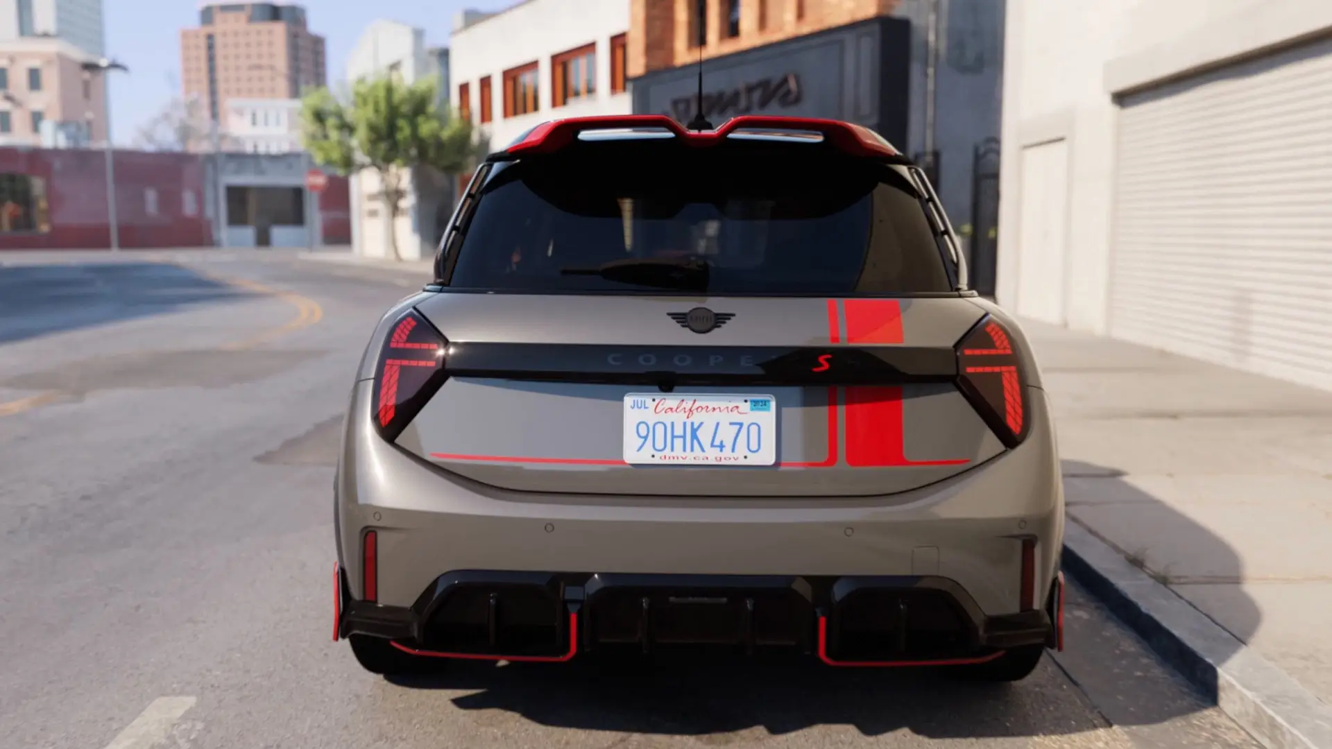 MINI Cooper C с принадлежности John Cooper Works, който се движи по градска улица