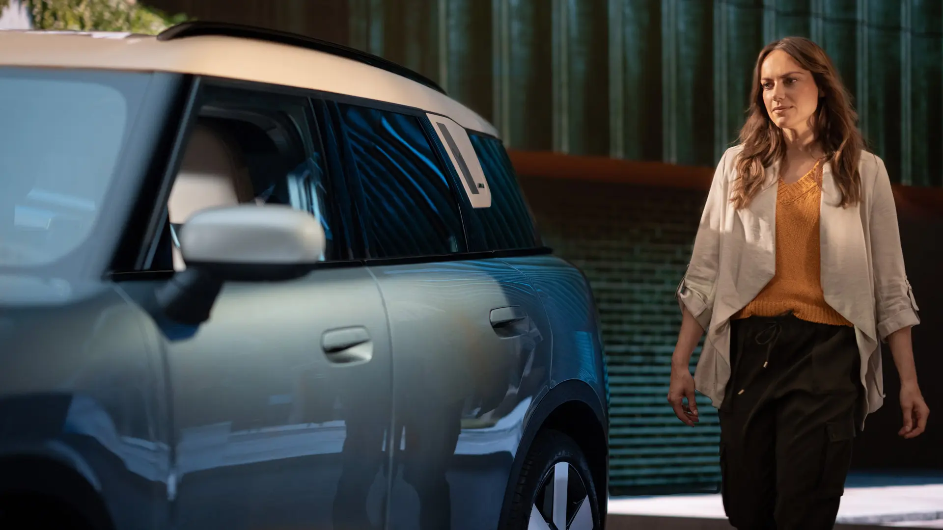 Жена клиент в център на MINI след консултация с MINI Финансови услуги. 