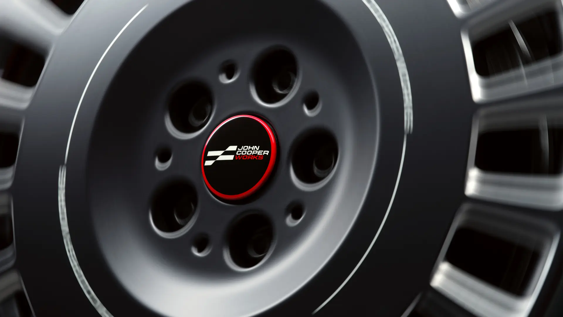 Неподвижен капак на главина на колело John Cooper Works, който не се върти с джантата, а остава хоризонтален по време на шофиране. 