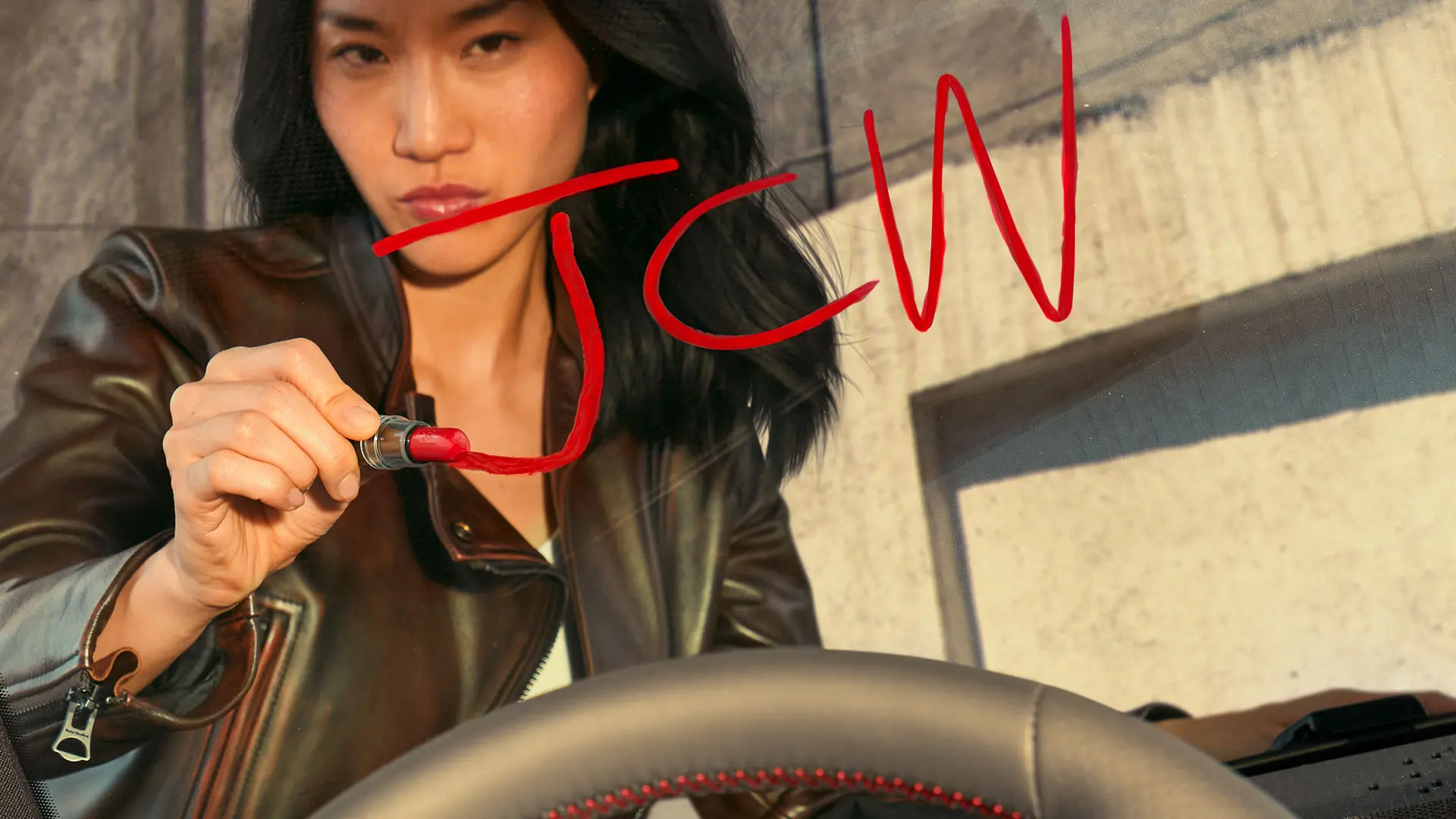 Жена в център на MINI чака за пробно шофиране на JCW. 