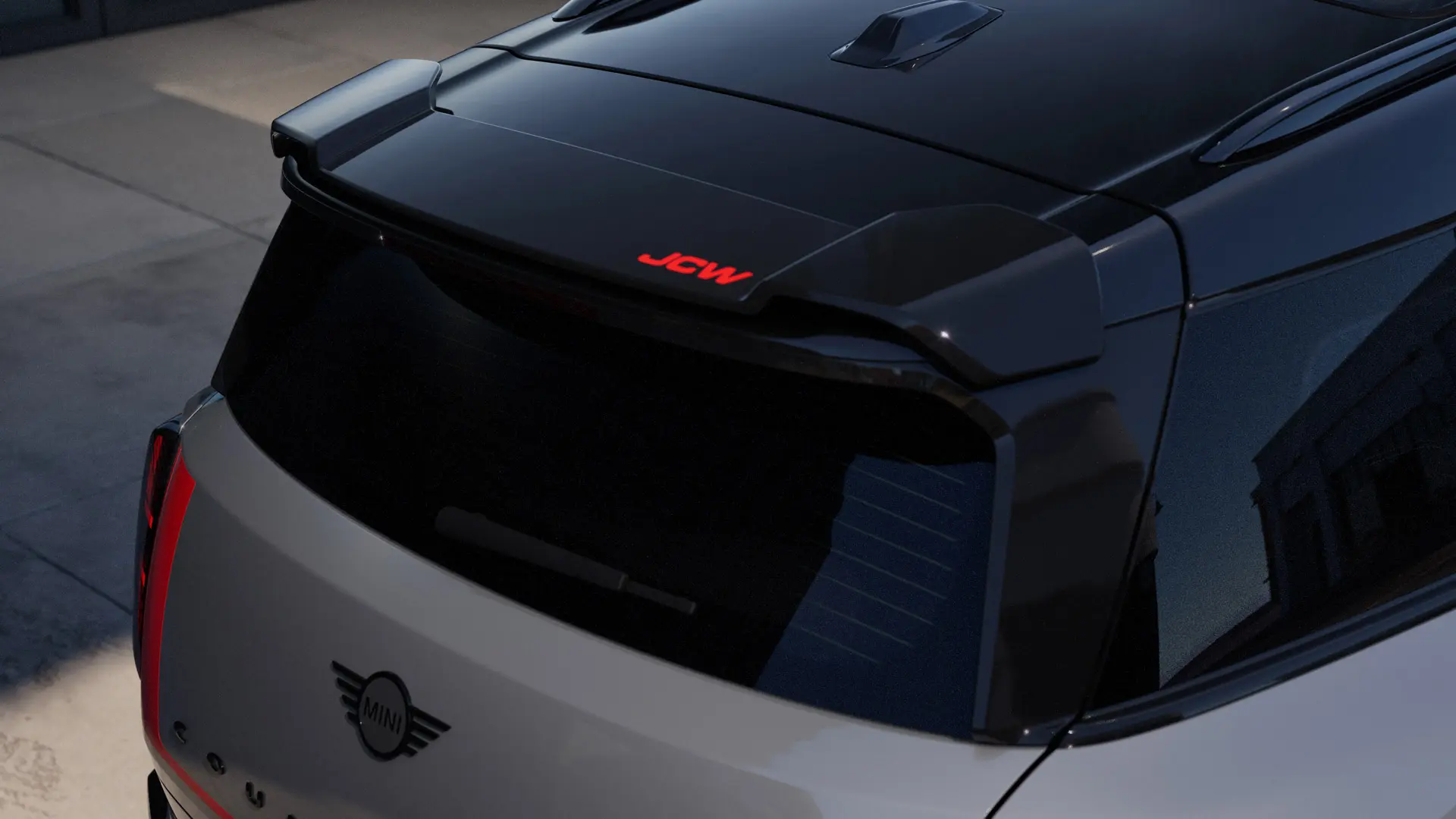 Приставка спойлер за ръба на покрива MINI John Cooper Works с акцент в цвят John Cooper Works Chili Red.