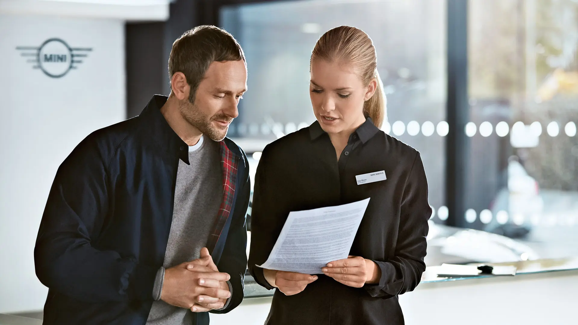 Сервизен консултант на MINI, консултиращ клиента относно плановете за обслужване в център на MINI.