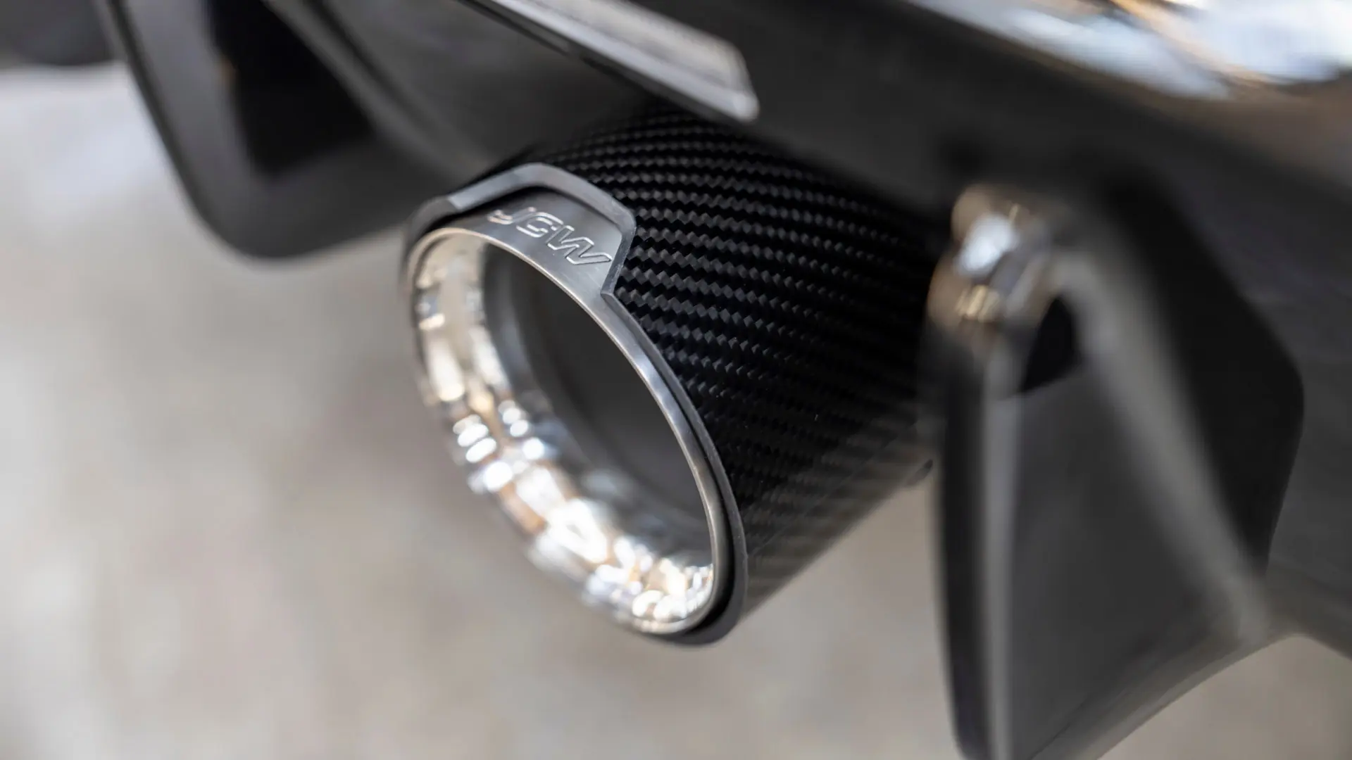 Блендата за задната тръба на ауспуха MINI John Cooper Works може да се прикрепи към изпускателната система, за да придаде на вашето превозно средство спортна визия. 