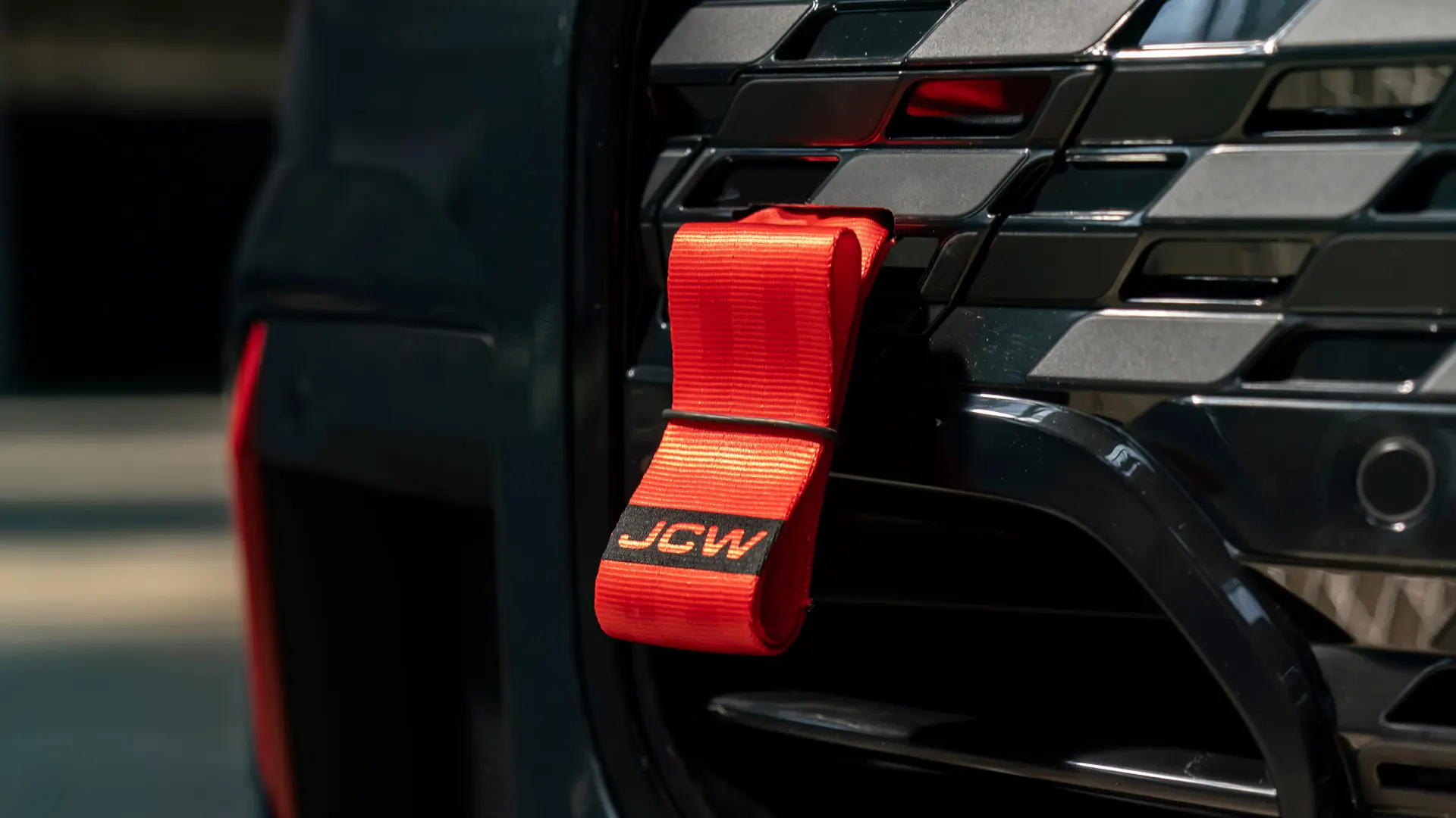 Червената лента за теглене MINI John Cooper Works с черно лого JCW има дължина на вала 90 мм.