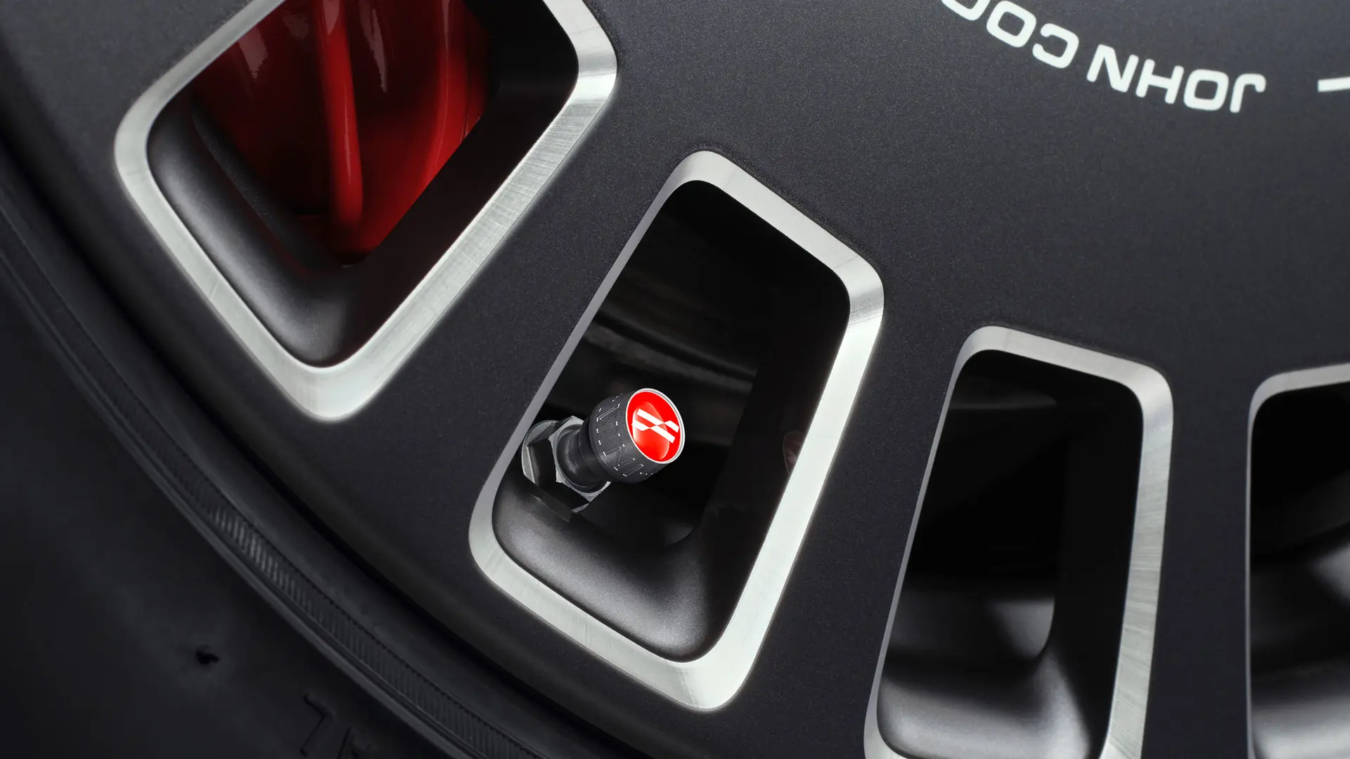 Алуминиеви капачки на вентилите John Cooper Works за стилен червен визуален акцент върху гумата. 