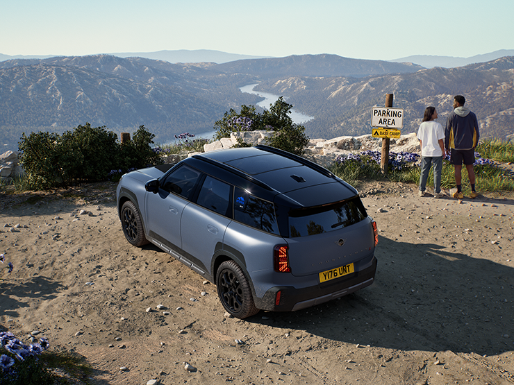 Изглед отгоре откъм задната част на MINI Countryman Untamed Edition.