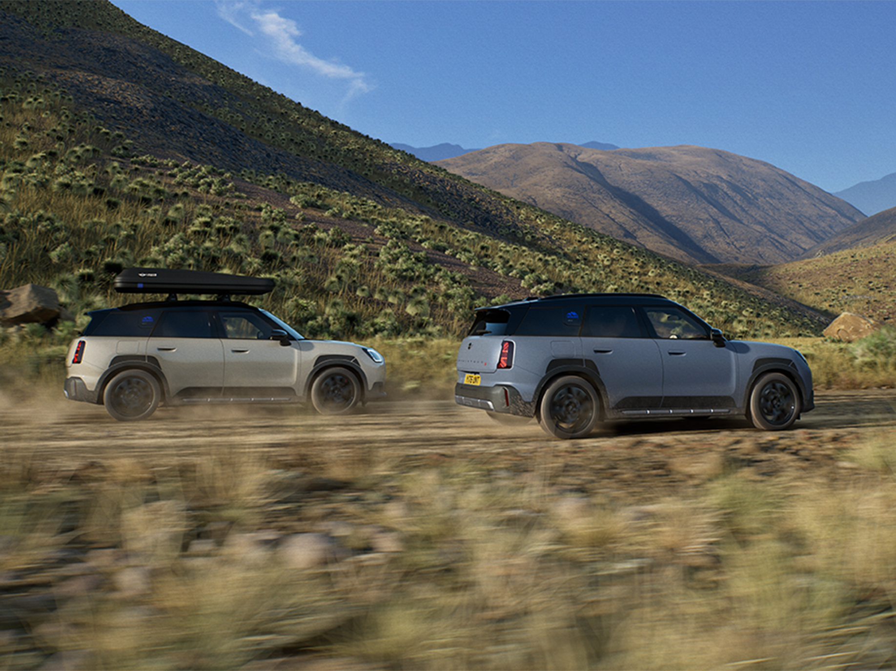 Изображение на две превозни средства MINI Countryman Untamed Edition, заснети откъм задната част в движение.