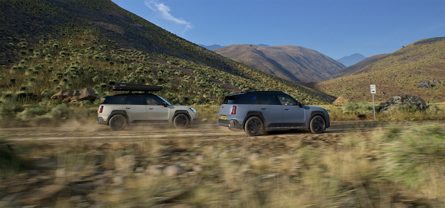 Изображение на две превозни средства MINI Countryman Untamed Edition, заснети откъм задната част в движение.