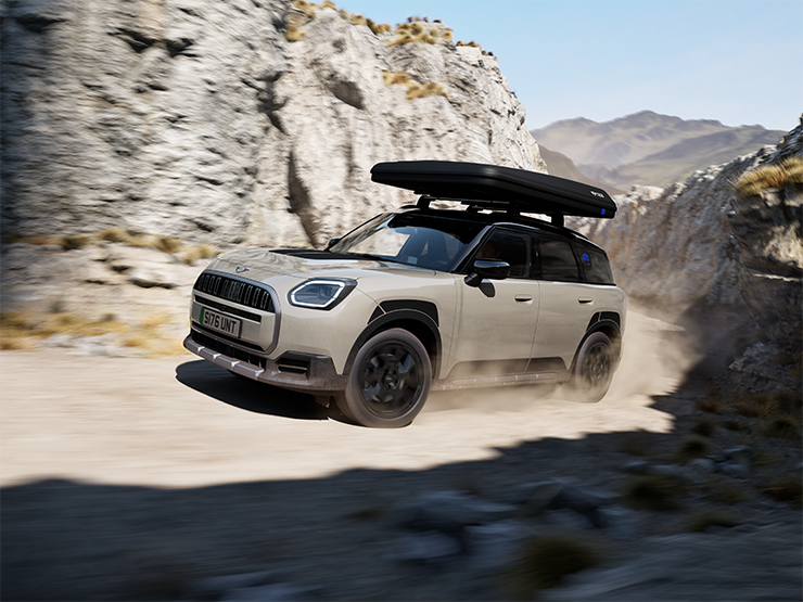 Изображение отпред на MINI Countryman Untamed Edition в движение.