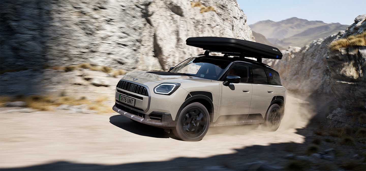 Изображение отпред на MINI Countryman Untamed Edition в движение.