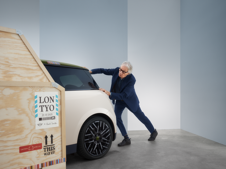 Изглед отзад на изцяло електрическото MINI Cooper Paul Smith Edition в Inspired White с Пол Смит зад колата