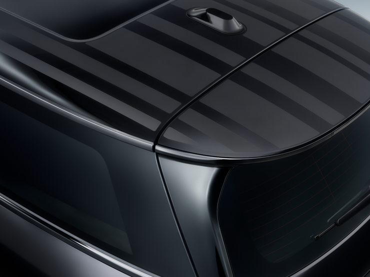 Близък кадър отгоре на черния контрастен покрив на MINI Paul Smith Edition с уникална интерпретация на ивици