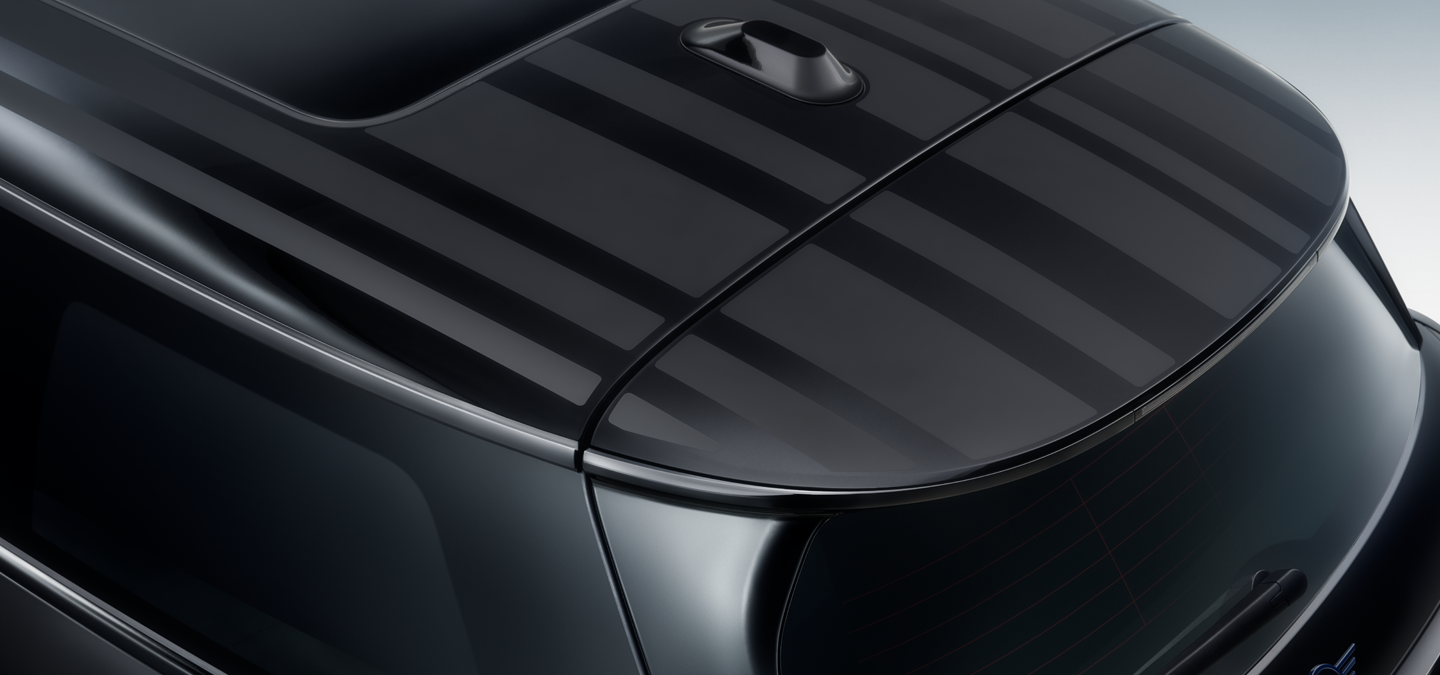 Близък кадър отгоре на черния контрастен покрив на MINI Paul Smith Edition с уникална интерпретация на ивици