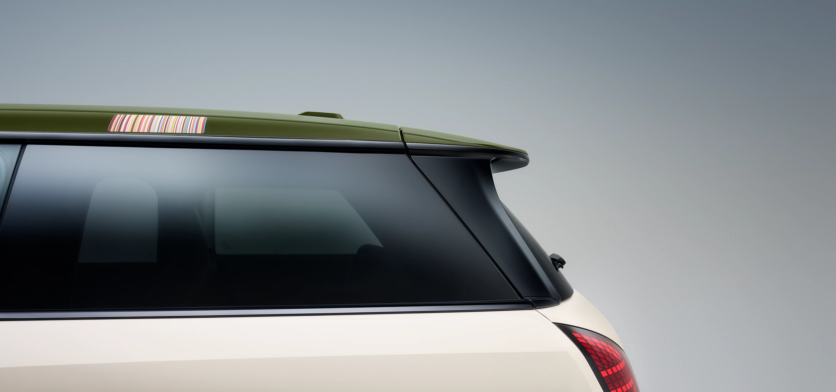 Страничен изглед отблизо на контрастния покрив MINI Paul Smith в Nottingham Green